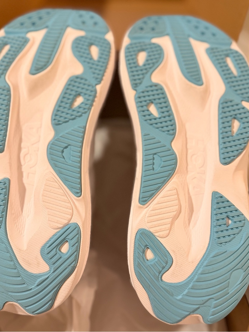 NWT Women’s Hoka Skyflow in Frost/Rose Gold Running Shoes - Picture 6 of 14